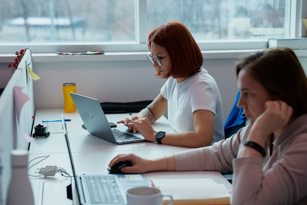 Каждый шестой работник в мире уже использует ИИ: узнали, как дела в Казахстане