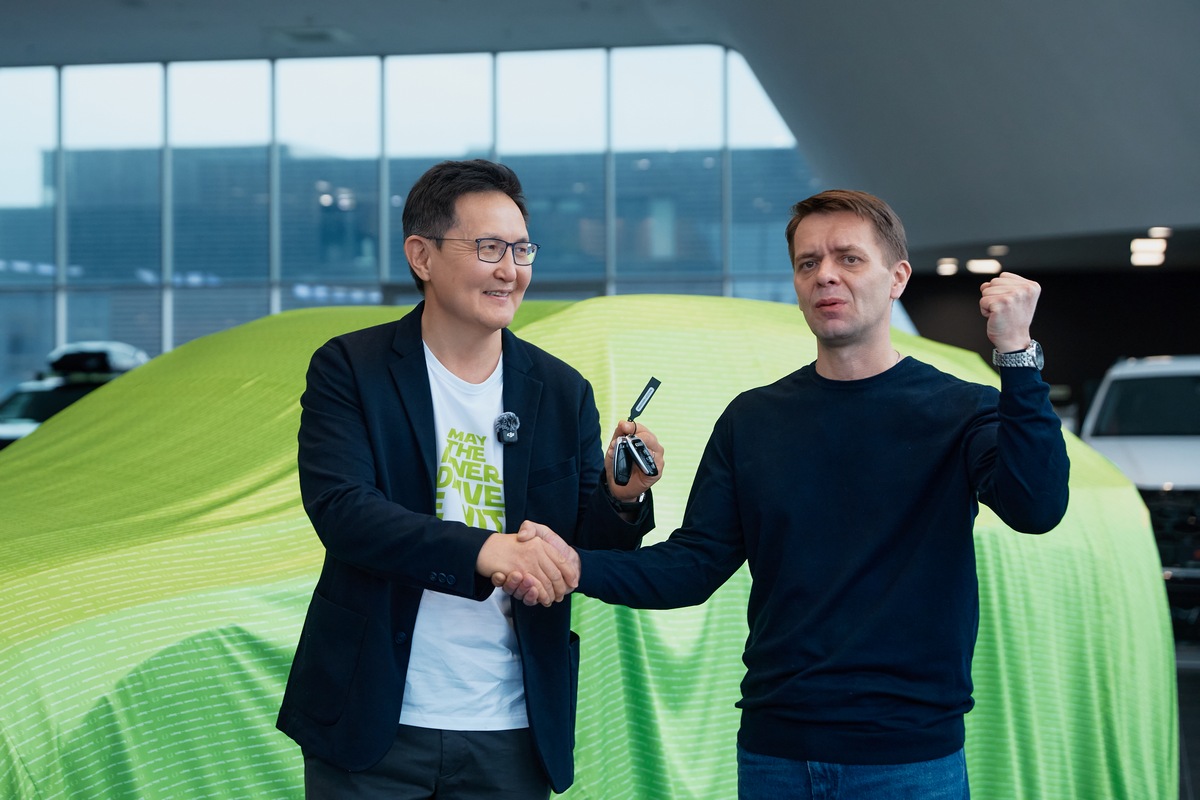 Арсен Томский подарил отцу Михаила Шайдорова машину