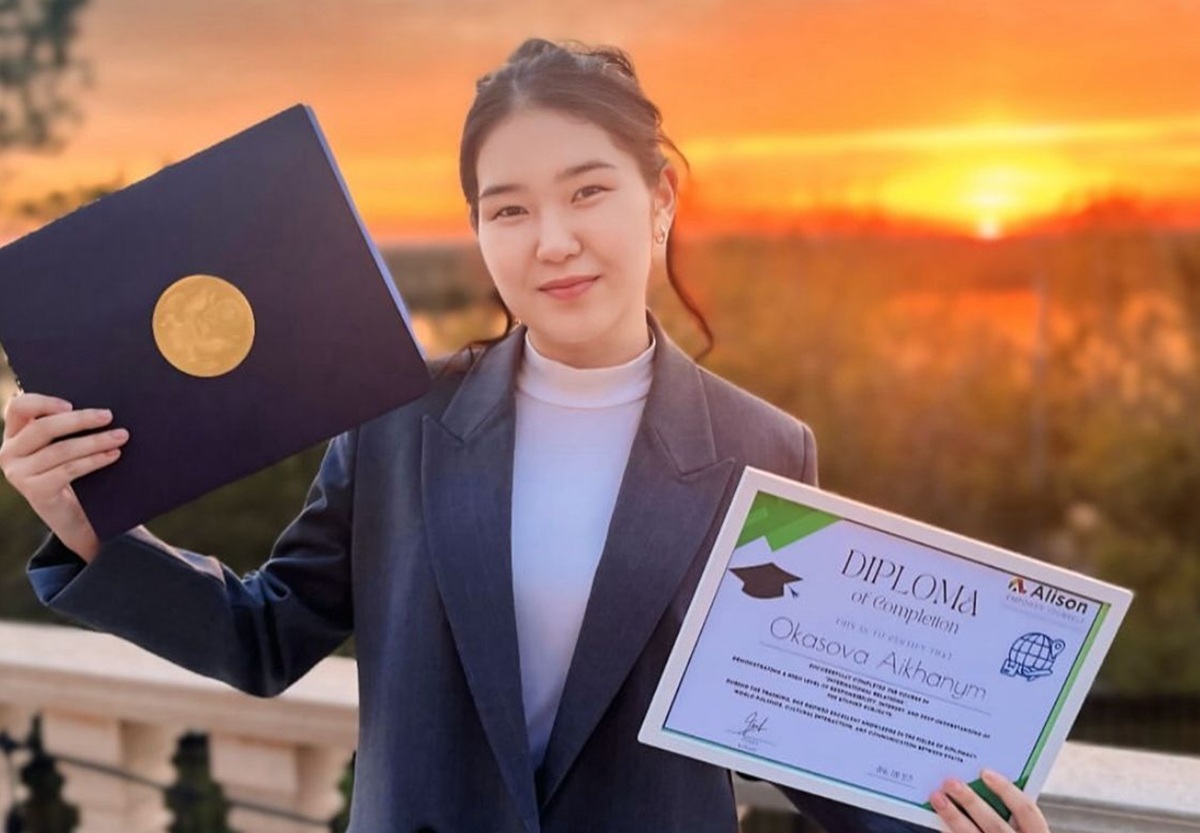 Подросток из Павлодара выучила 9 языков и начала на этом зарабатывать