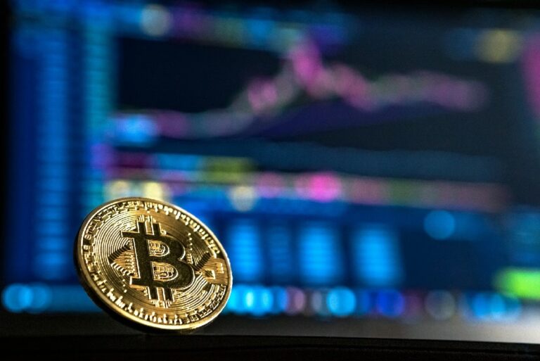 Биткоин рухнул ниже $80 тысяч впервые за 10 месяцев