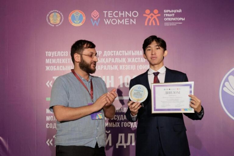 Казахстанский школьник придумал приложение, которое облегчает учебу