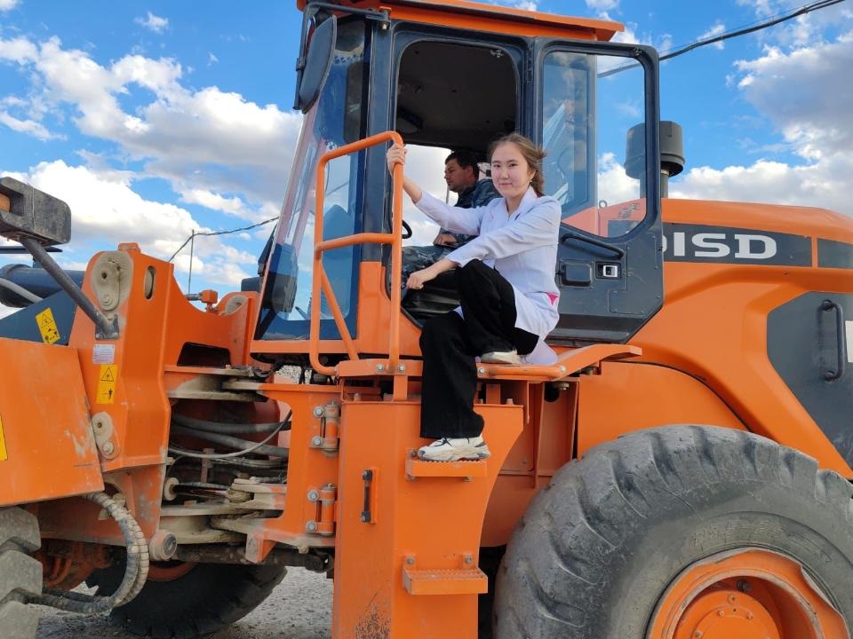 Школьница из Аягоза придумала асфальт из пластика