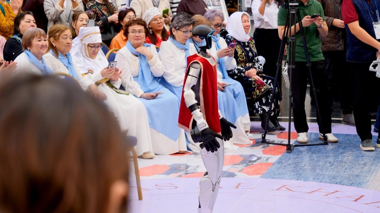 В Астане прошел конкурс дизайнеров с участием ИИ-робота