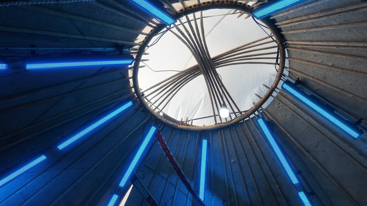 В Актобе открылась интерактивная юрта с VR-турами и роботами