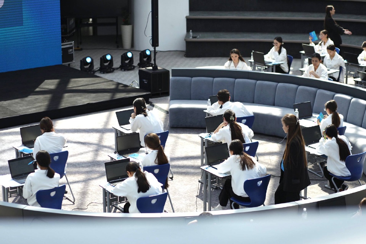 Школьница из Мангистау обошла 10 тысяч учеников и выиграла 1 млн тенге