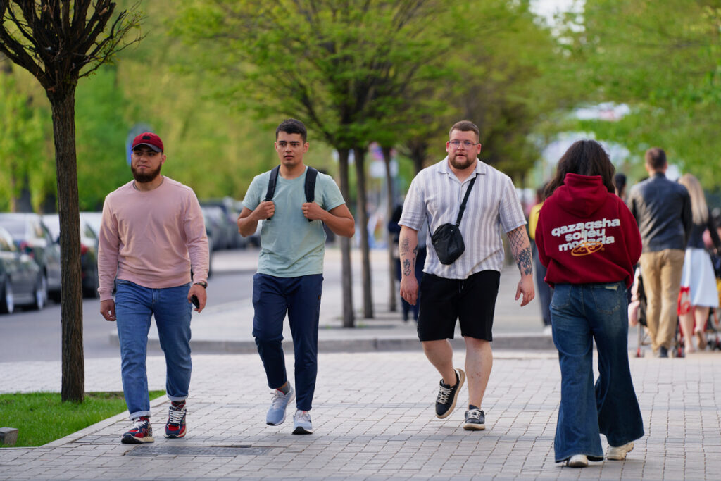 2025 весна, люди в городе, казахстанцы (1)
