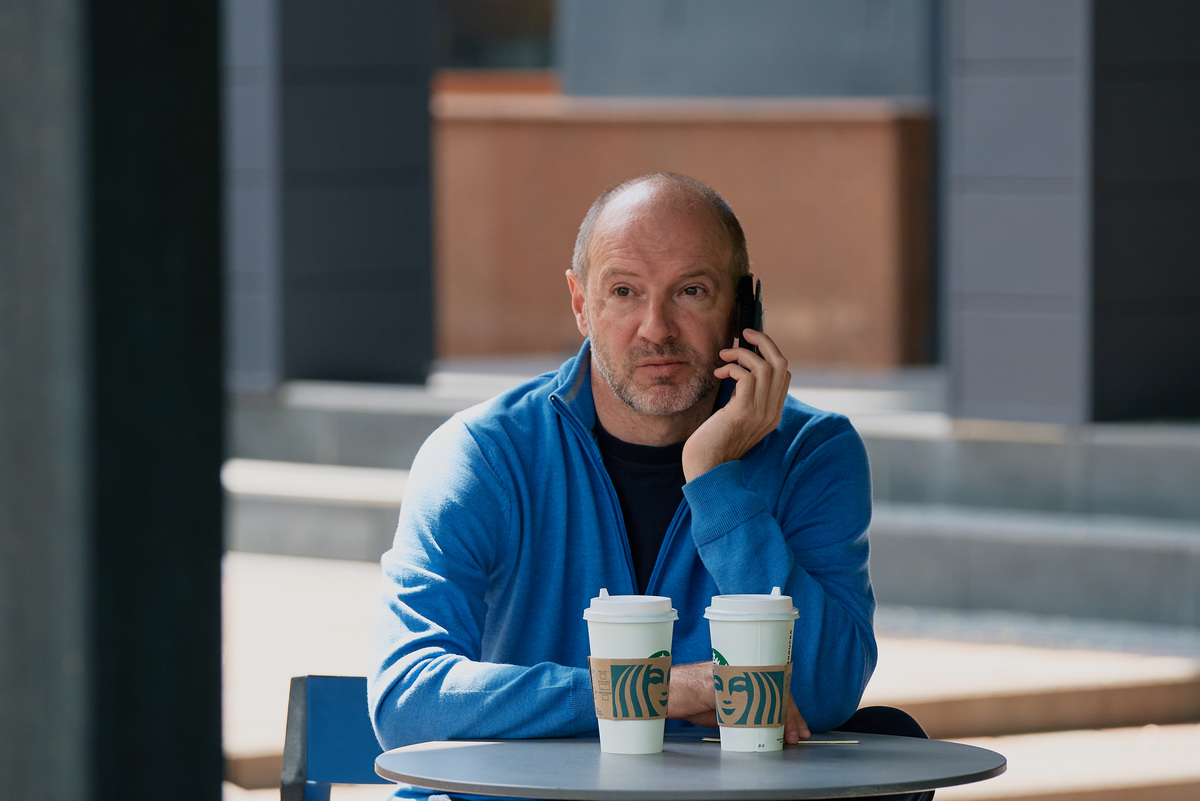 2025 весна, люди в городе, с телефоном, предприниматель, ИП_38