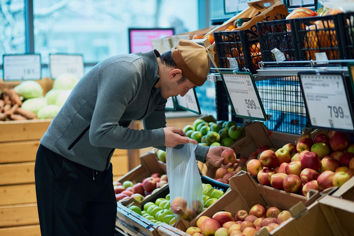 Казахстанец купил продукты на 105 тысяч тенге и затронул больную тему