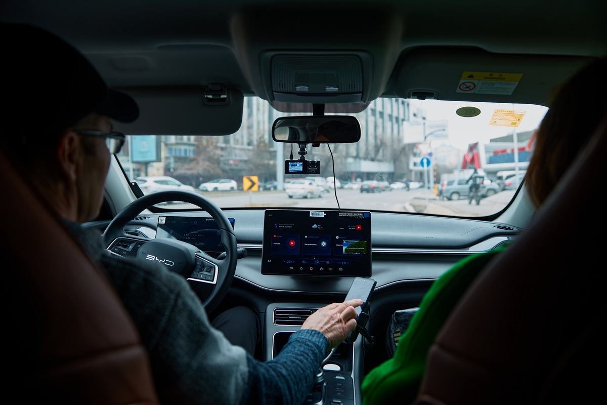 Казахстанцев начали автоматически штрафовать за ремень, телефон за рулем и не только