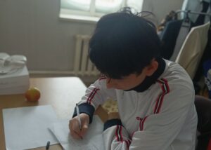 Подросток из Казахстана создал ИИ-стартап с помощью бюджетного смартфона