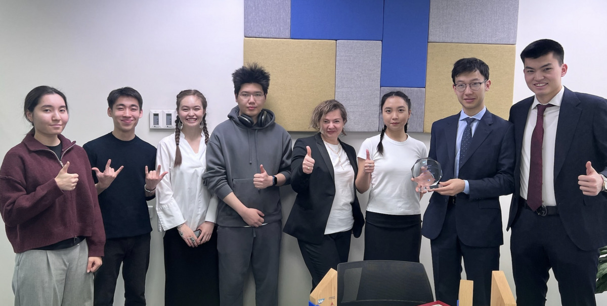 Юлия Степанцова с призерами хакатона SAP BTP Exploration Workshop: Nomad HackFest 2024