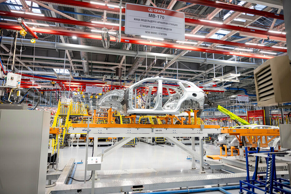 Цех сварки на заводе Astana Motors Manufacturing Kazakhstan в Алматы.