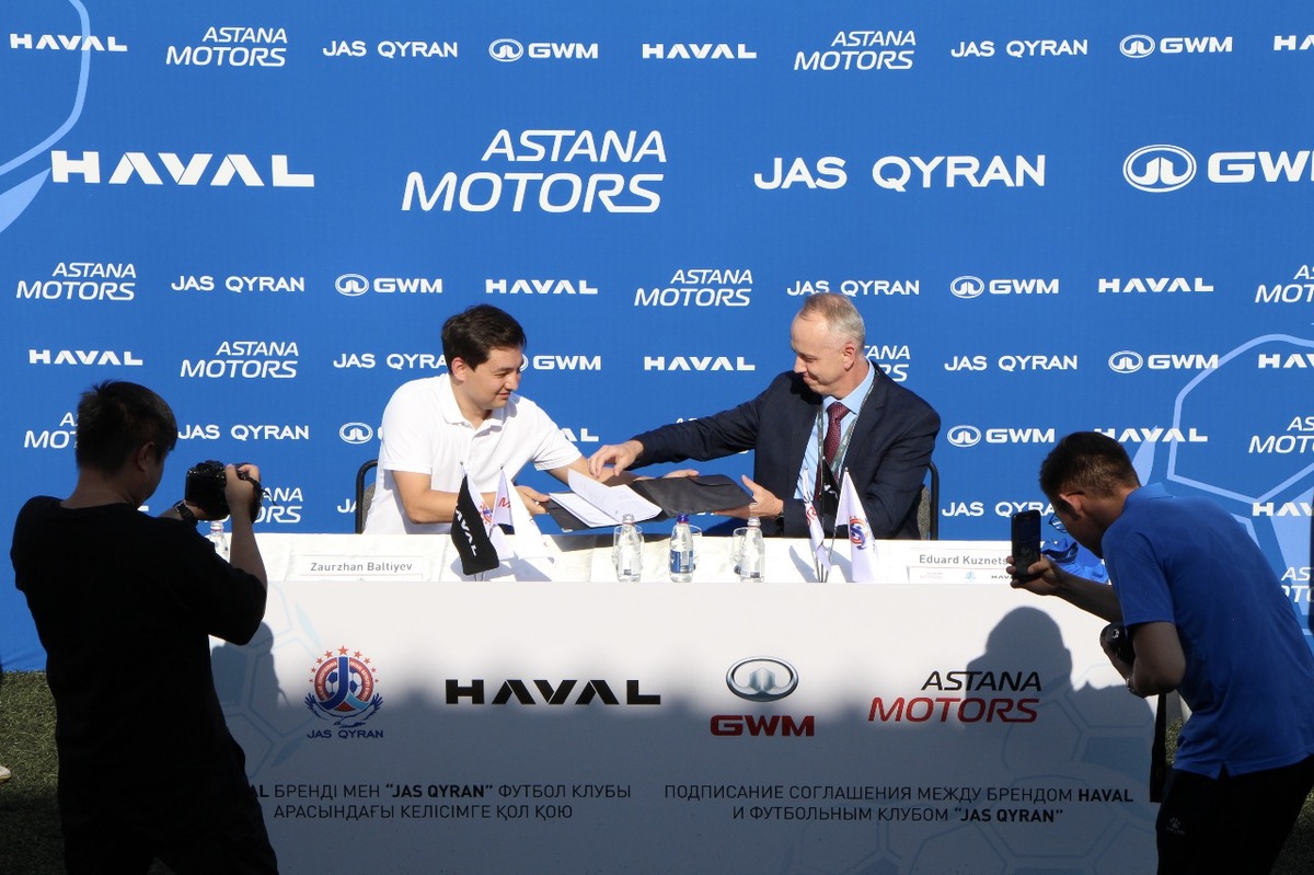 Гендиректор ФК JAS QYRAN Зауржан Балтиев и директор дистрибуции HAVAL в Казахстане Эдуард Кузнецов.
