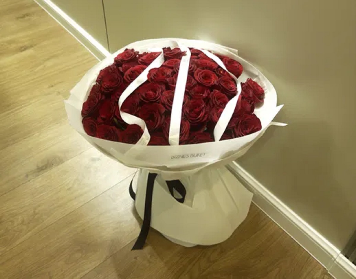 Казахстанки начали продавать подаренные на 8 марта букеты на OLX