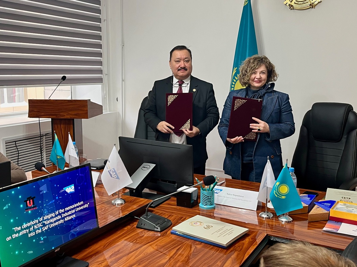 Ректор КарГИУ Жаутиков Бахыт Ахатович и Юлия Степанцова