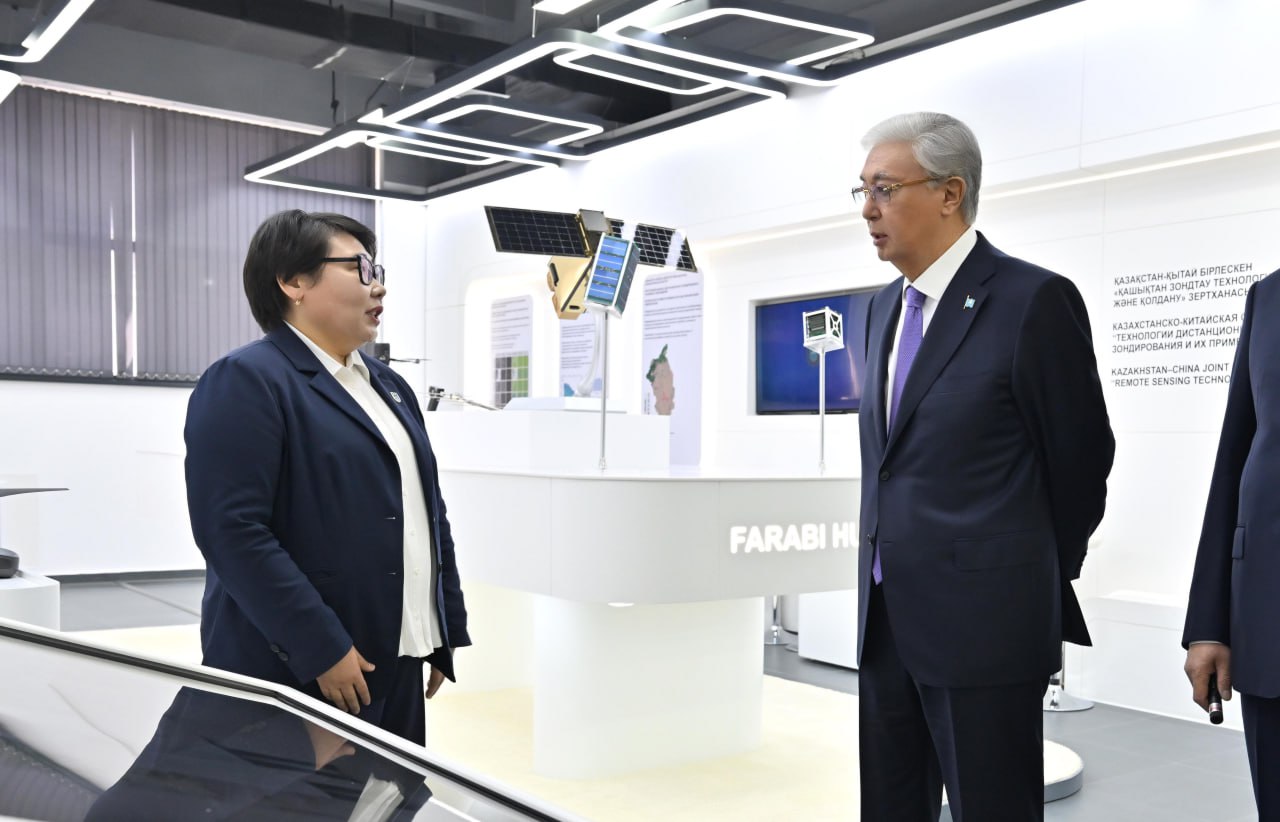 Токаев посетил КазНУ и посмотрел суперкомпьютер за $23 млн