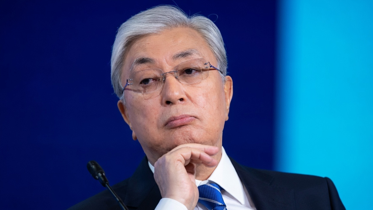 Токаев указал на банки, затягивающие подключение к единому QR