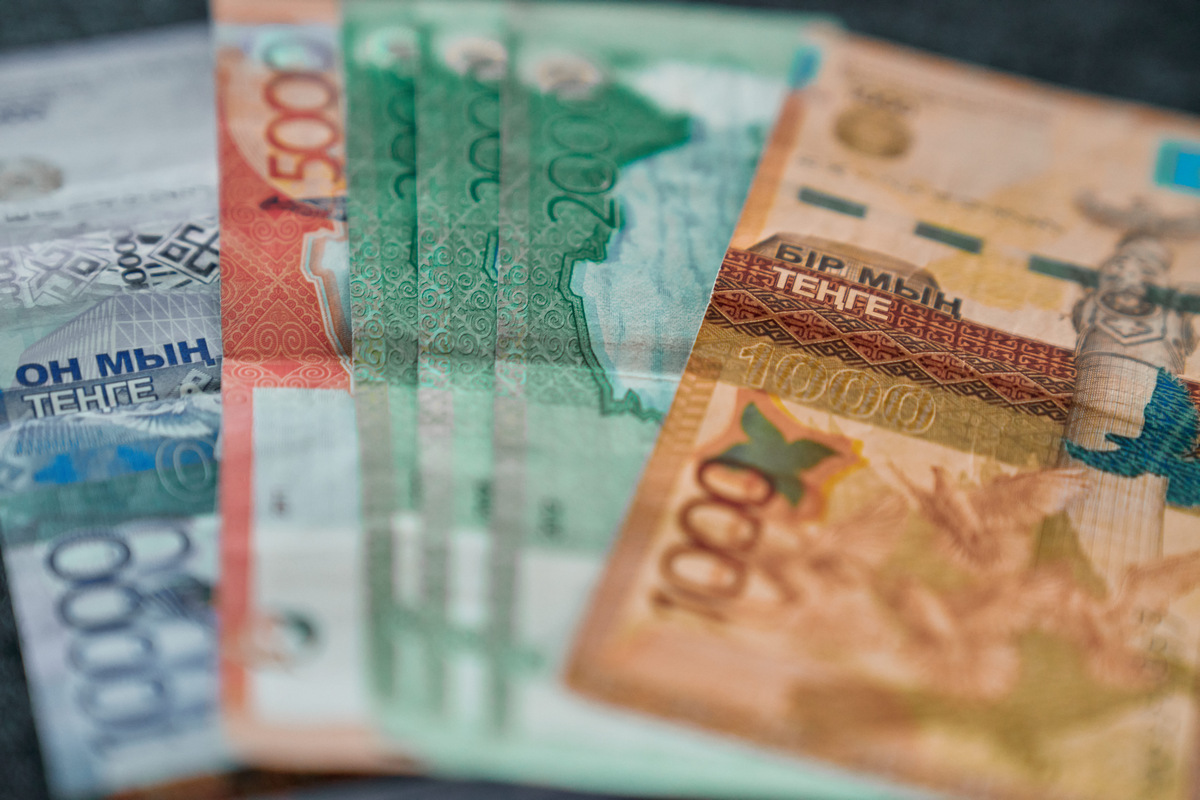 Банкноты 2000 и 10 000 тенге выходят из обращения – что нужно знать казахстанцам