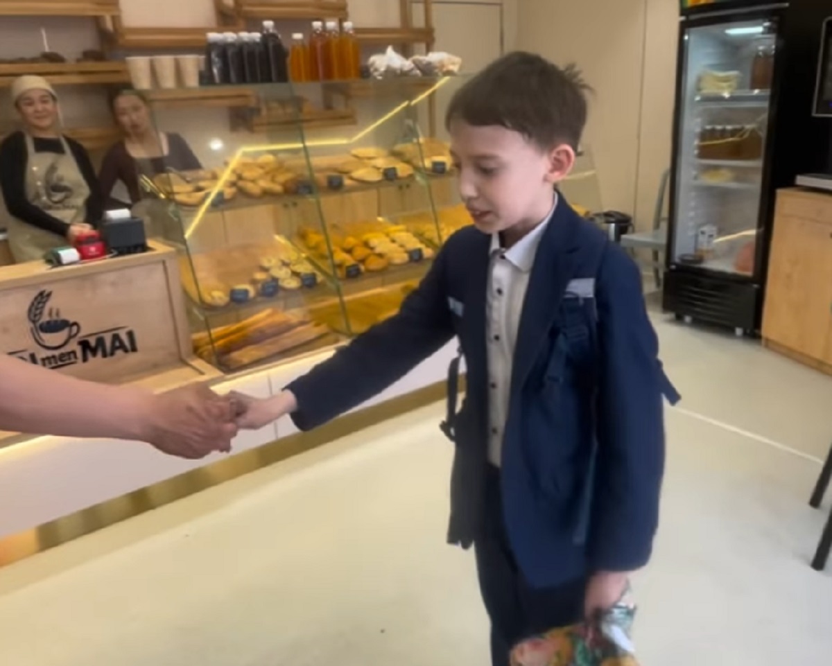 Мальчик из Актобе зашел в пекарню, чтобы заработать на свидание и стал знаменитостью 