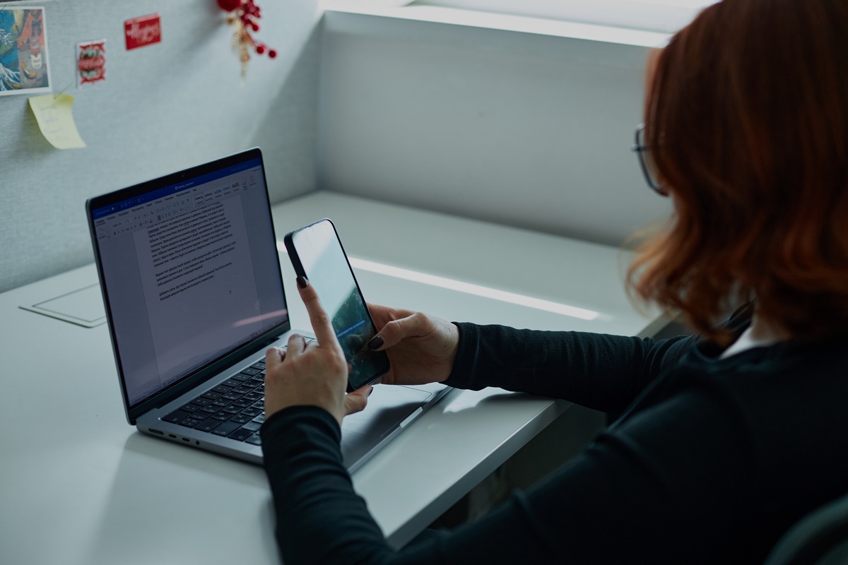 2026 офис, ноут, за работой_28