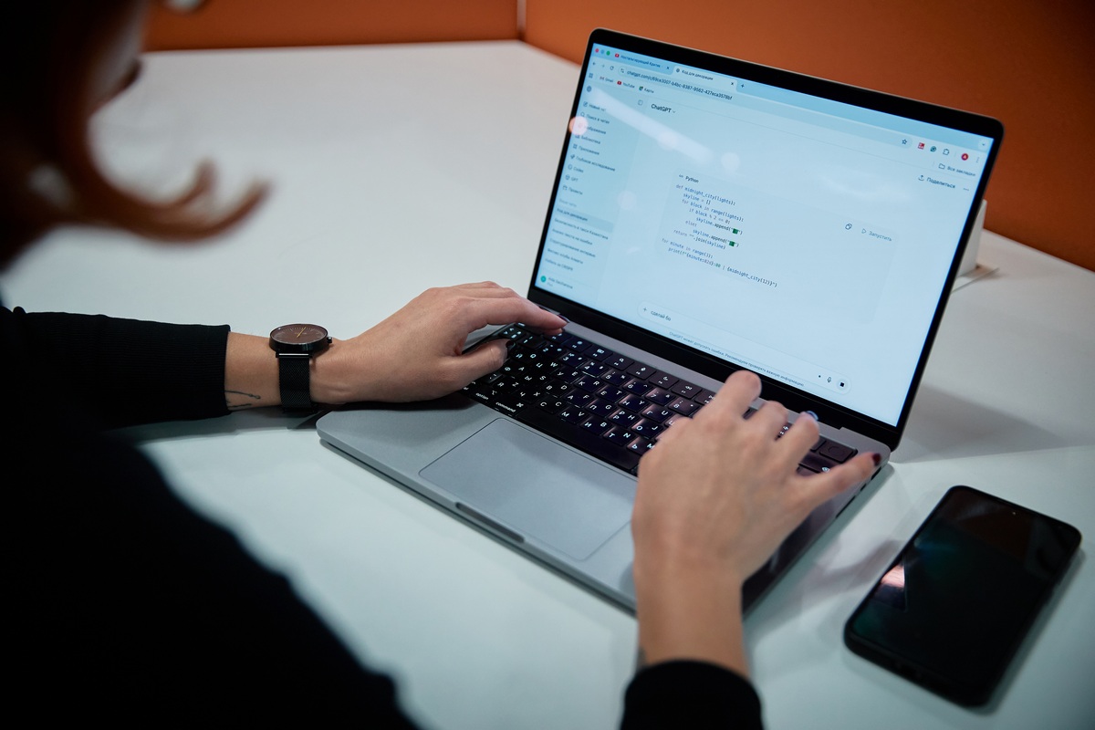 2026 офис, ноут, за работой_64