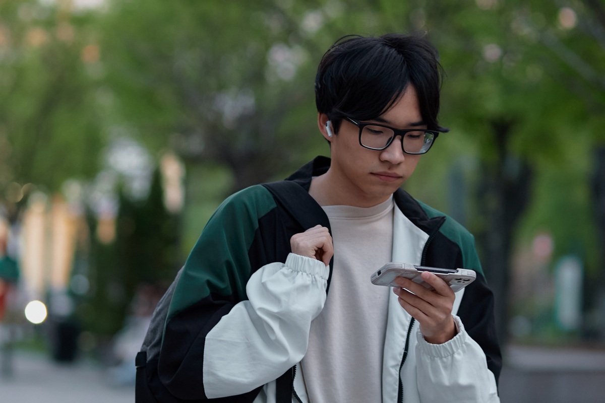 2026 весна, люди в городе, с телефоном, читает __8