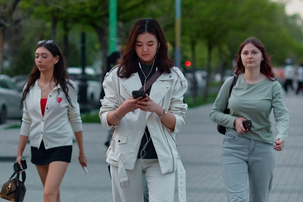 2026 весна, люди в городе, с телефоном, читает __9