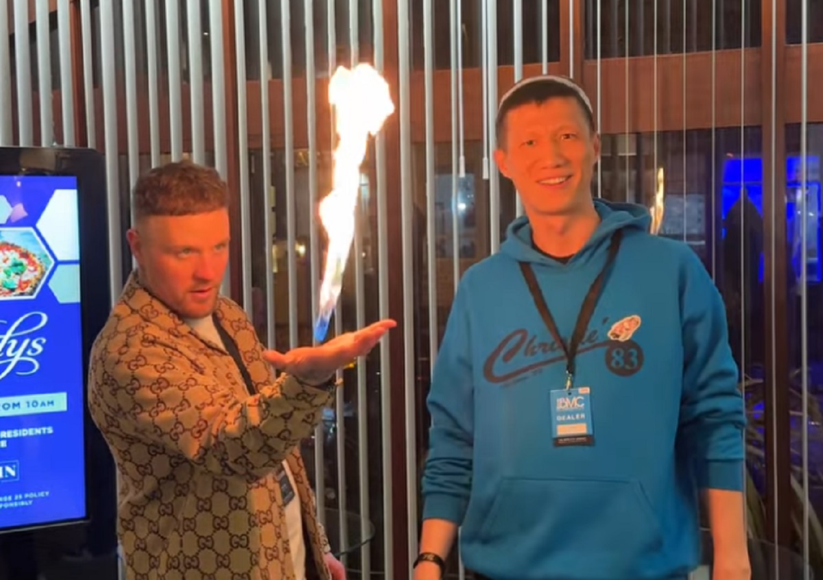 Иллюзионист из Казахстана создал девайс для управления огнем