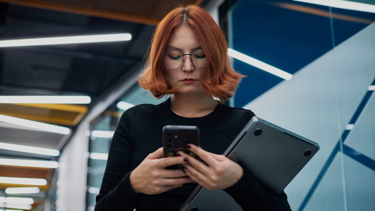 Банки начали передавать информацию о мобильных переводах в налоговую. Вот что нужно знать
