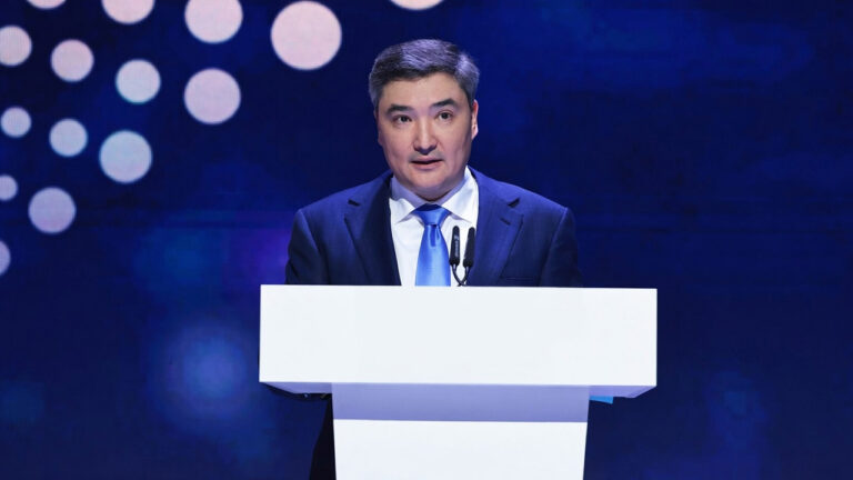 Бектенов потребовал начать внедрение ИИ в экономику