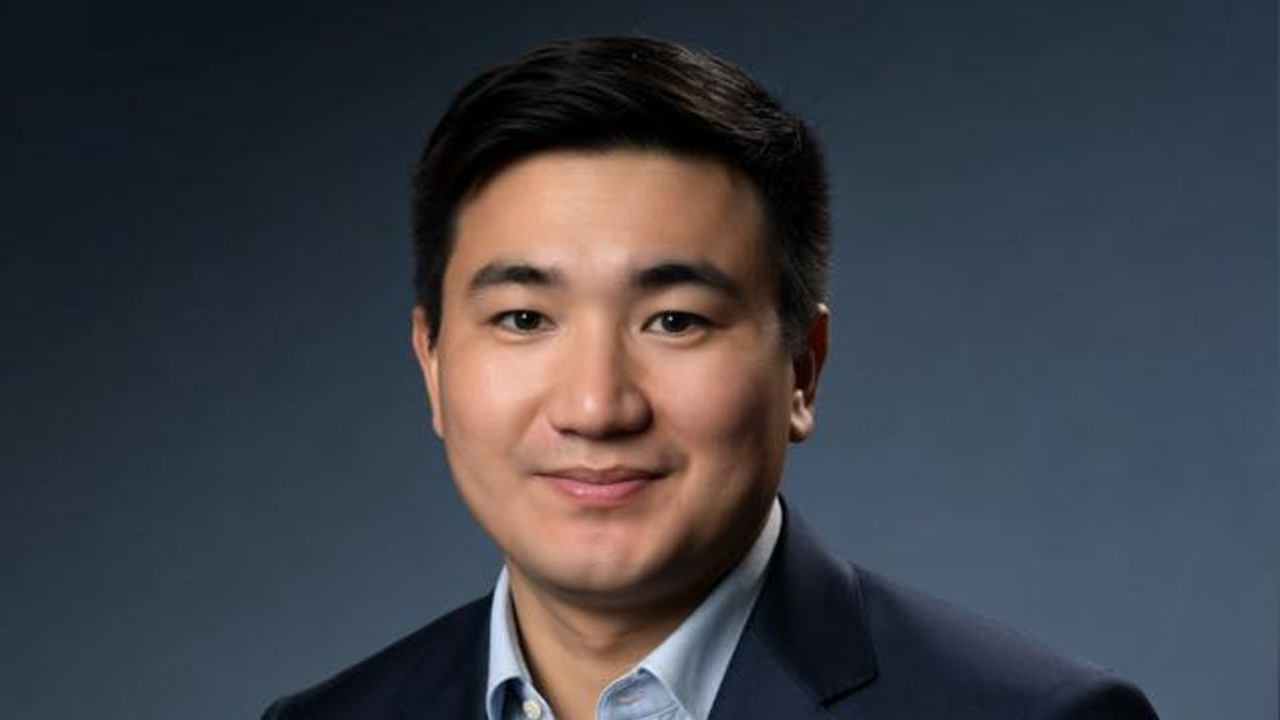 Юрист подсказал казахстанцу, как помочь пенсионерке и не попасть на налоговый контроль по переводам