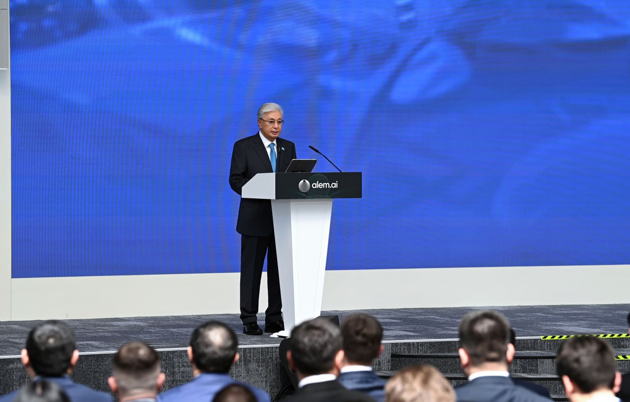 ИИ-перчатка, умный учитель и анализ глюкозы без укола: Токаев вручил награды лучшим ИИ-проектам Казахстана