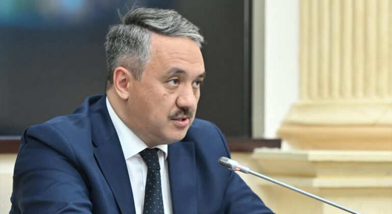 Известный экономист признался, за какими прогнозами по курсу доллара он следит лично