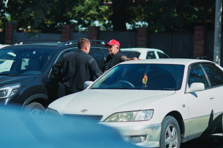 С 1 июля в Казахстане запретят бросать авто во дворах и парковать на детских площадках