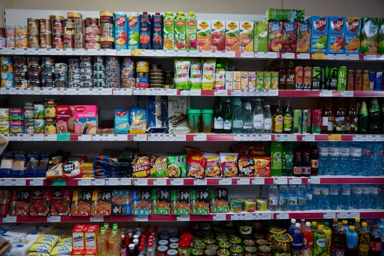«Каждый продукт по 1000 тенге»: казахстанцы массово жалуются на цены в магазинах
