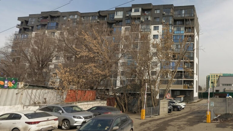 Жителей целого жилого комплекса в Алматы отключили от света из-за чужих долгов
