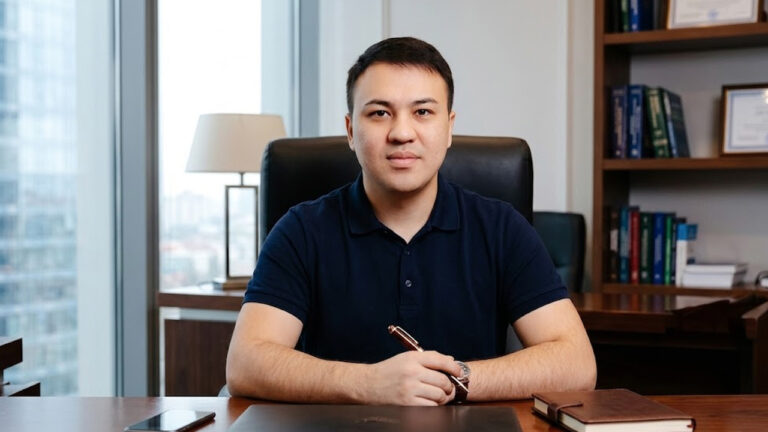 Эксперт посчитал, сколько казахстанцы теряют, когда хранят доллары под подушкой