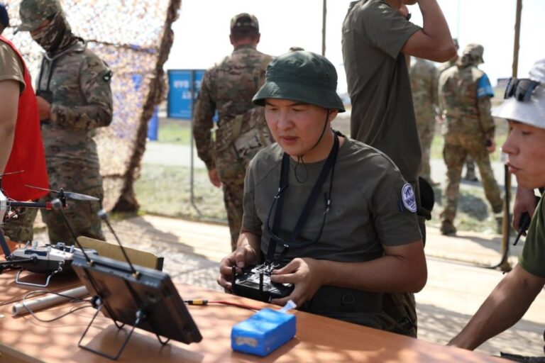 Казахстанские военные впервые начали соревноваться в управлении дронами и военными роботами