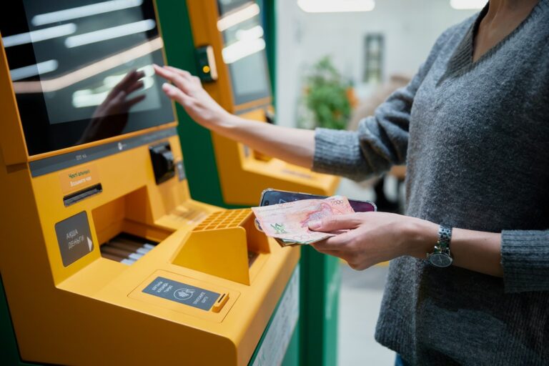 Как перевести деньги между Казахстаном и Россией после отключения «Золотой Короны»: что советуют люди