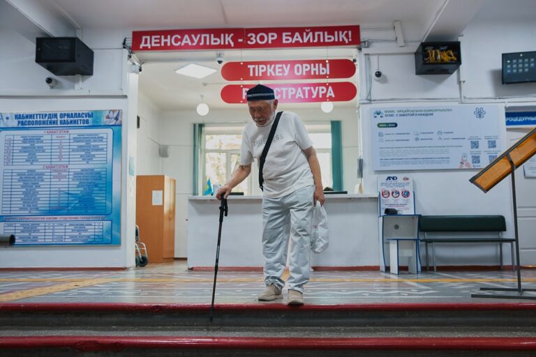 Казахстанцы могут записаться на прием или вызвать врача на дом в приложении банка