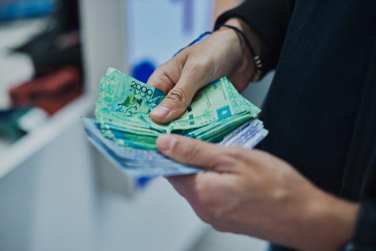 Казахстанцам упростили погашение просроченных кредитов: долги можно объединить на срок до 7 лет