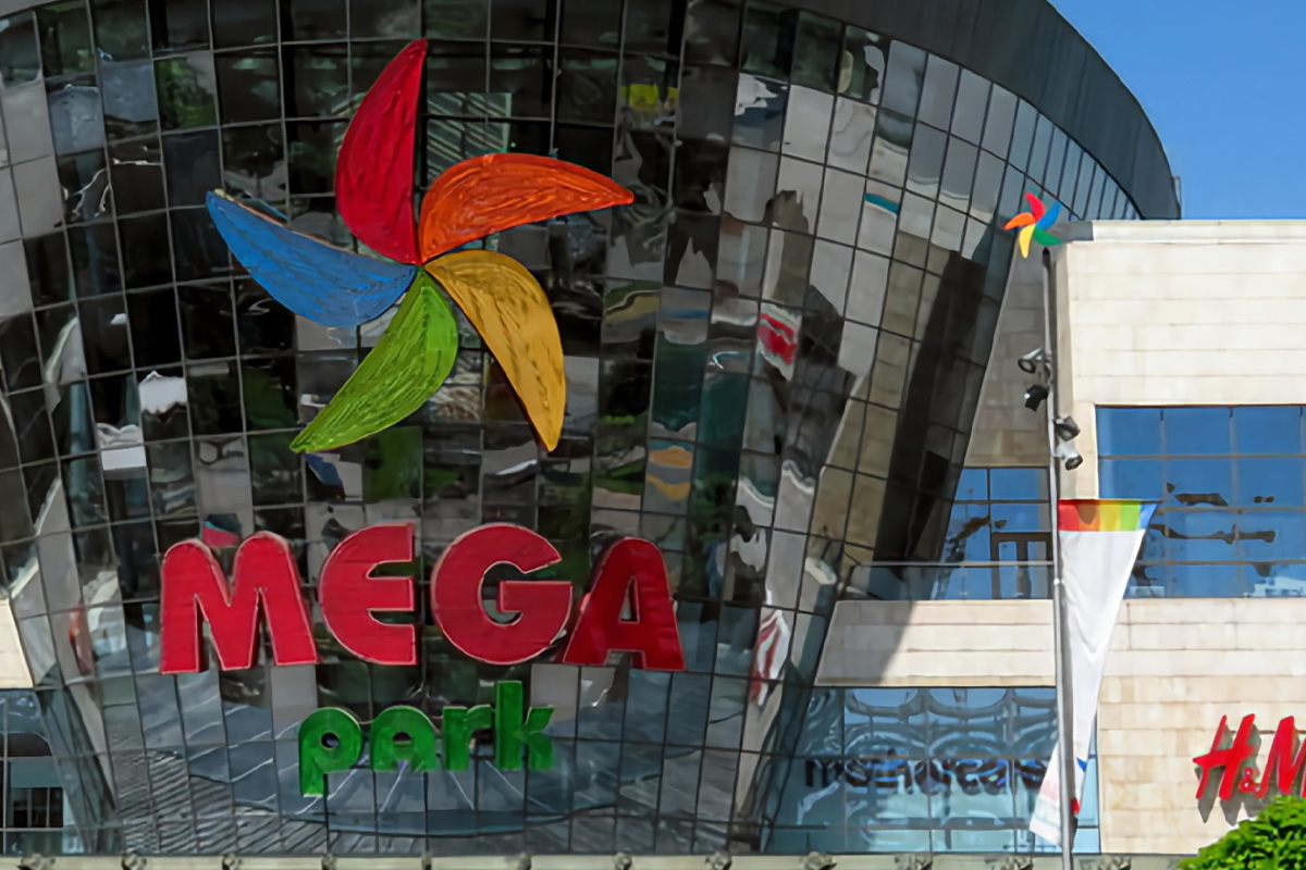 Автомобили алматинцев перестали открываться на парковке Mega