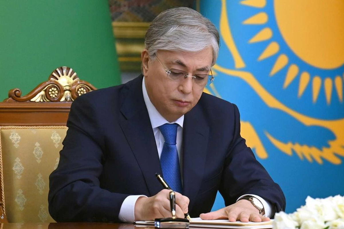 Президент подписал документ: теперь казахстанцы сами решают, где будут работать их пенсионные деньги