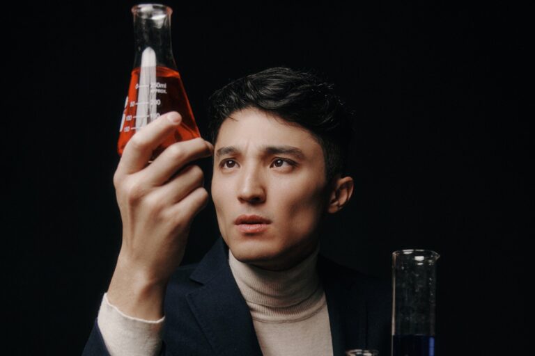 Учитель по химии из Талдыкоргана собрал 1,6 млн подписчиков в TikTok
