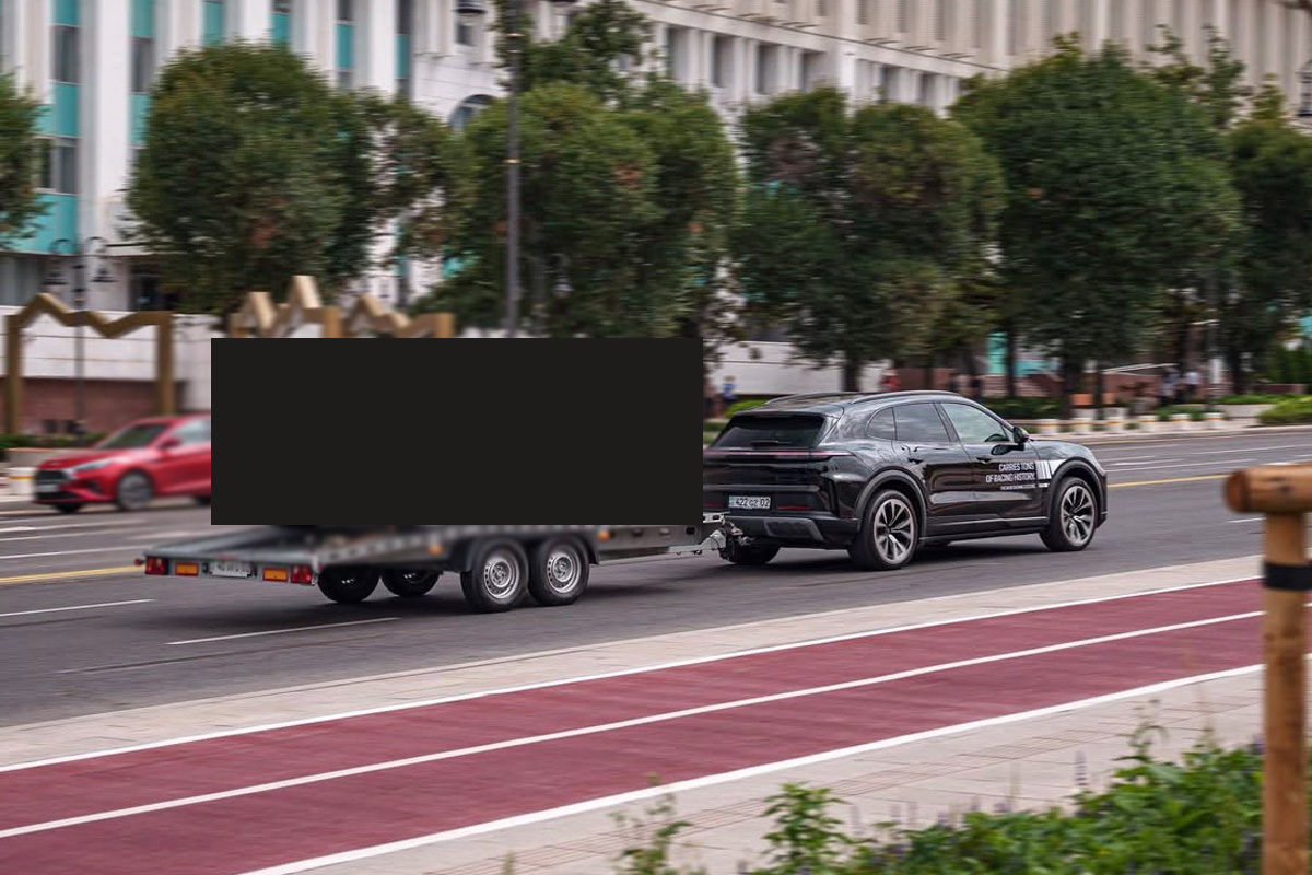 Электрический Porsche заметили в Алматы с довольно необычным грузом
