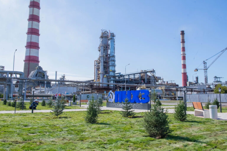 Крупнейший топливный завод в Казахстане пока решили не ремонтировать