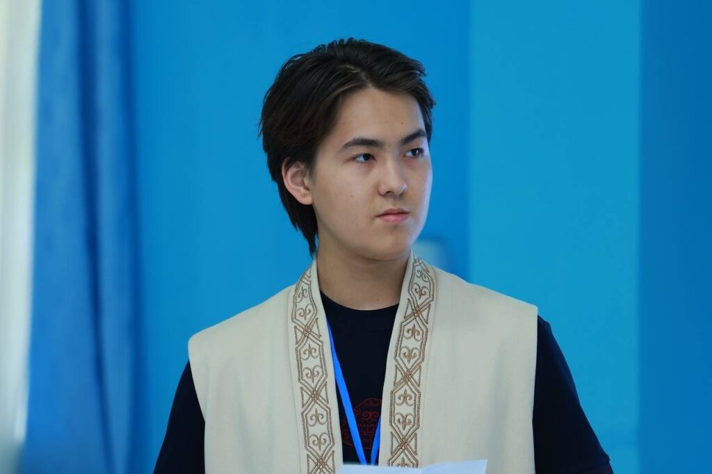 Казахстанец в 16 лет стал переводчиком посла Омана: как он выучил 7 языков