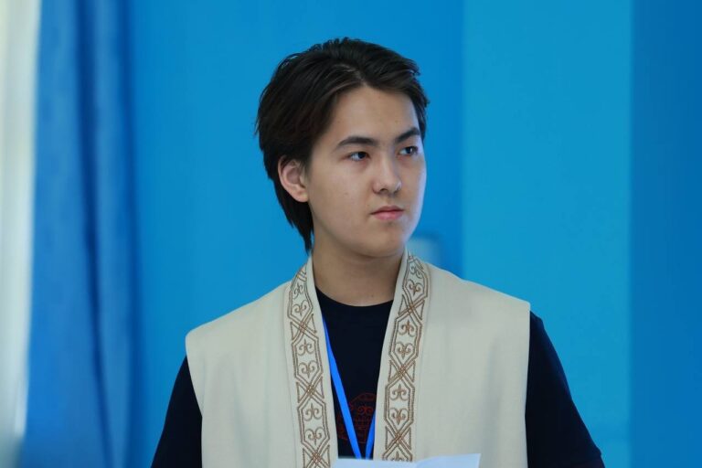 Казахстанец в 16 лет стал переводчиком посла Омана: как он выучил 7 языков