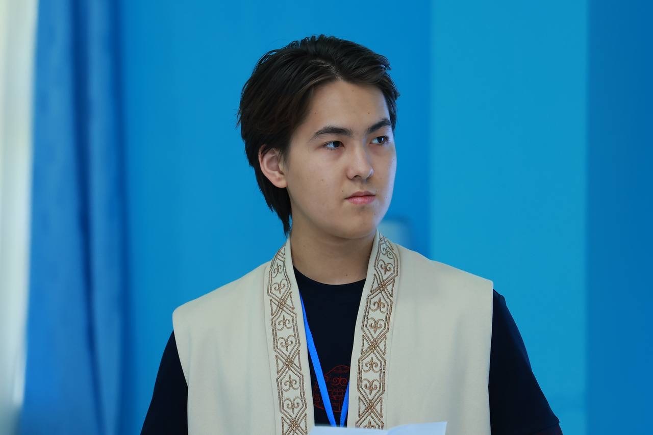 Казахстанец в 16 лет стал переводчиком посла Омана: как он выучил 7 языков