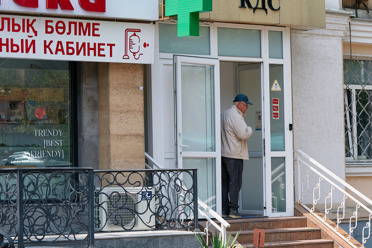 Какие лекарства пенсионерам в Казахстане выдают бесплатно и как их получить